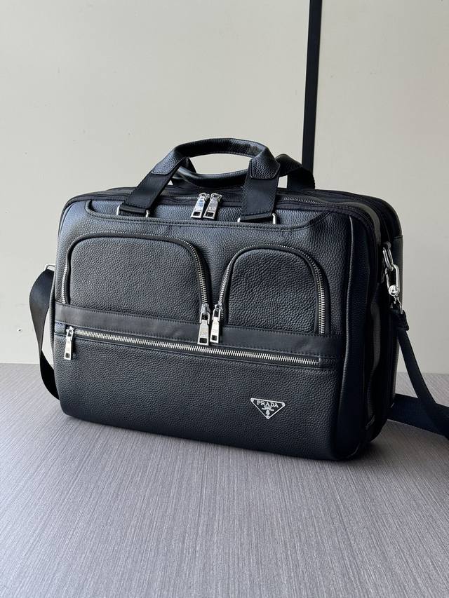 The latest and hottest Prada hand-held travel bag backpack from the top counter