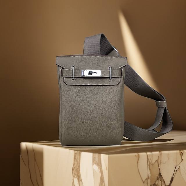 The latest style of the top counter mouse, the Hermes full leather chest bag, i