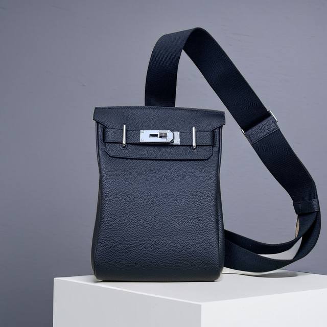 The latest style of the top counter mouse, the Hermes full leather chest bag, i