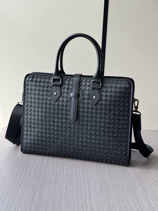 The latest hot-selling Bv hand-woven briefcases from the top counters are shipp
