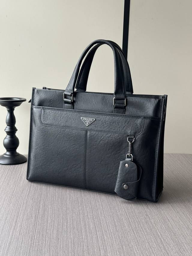 The latest and hottest Prada handbags from the top counters are shipped in larg