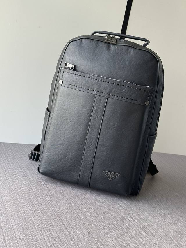The latest and hottest Prada hand-held backpacks from the top counters are ship