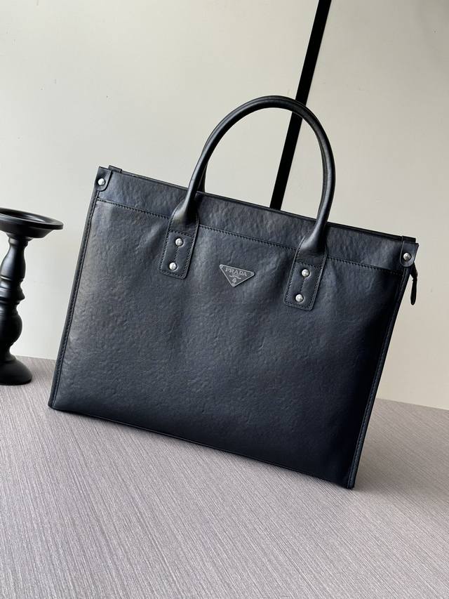 The latest and hottest Prada handbags from the top counters are shipped in larg
