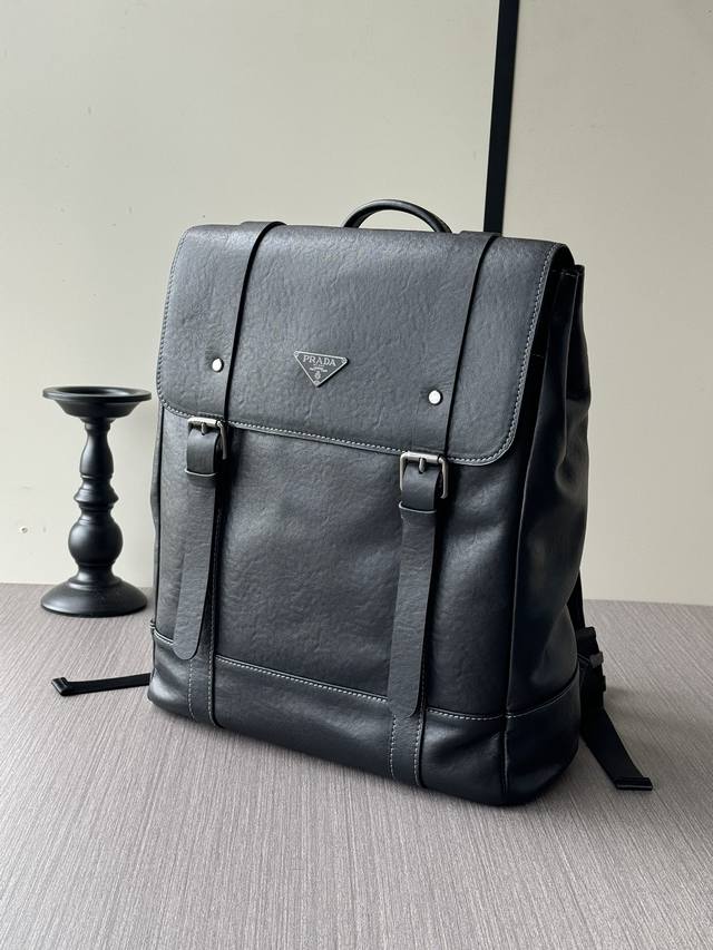 The latest and hottest Prada hand-held backpacks from the top counters are ship