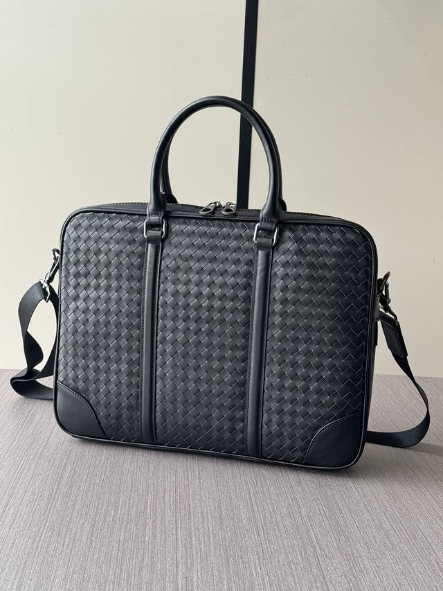 The latest hot-selling Bv hand-woven briefcases from the top counters are shipp