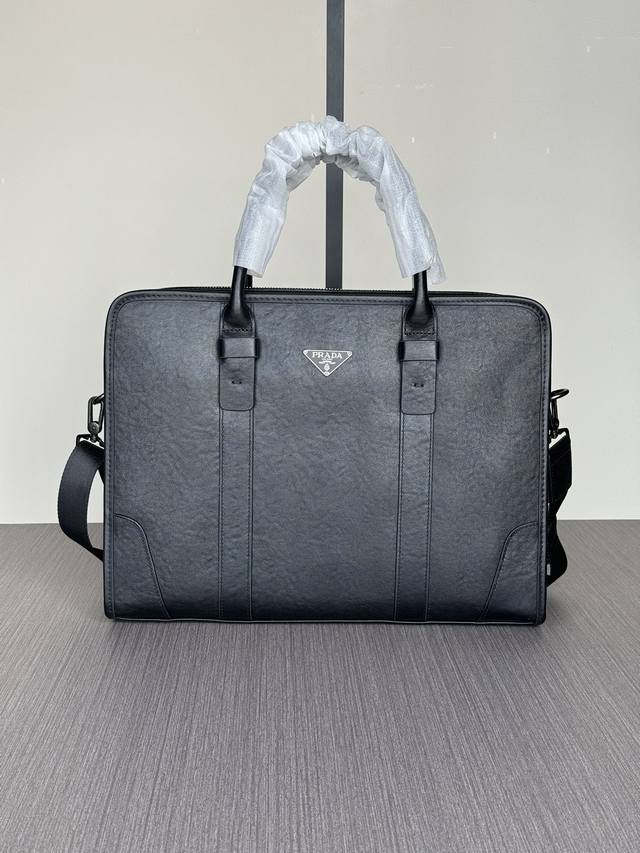 The latest and hottest Prada handbags from the top counters are shipped in larg