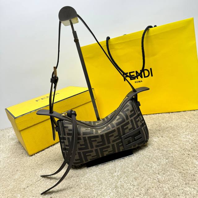 Small Simply Fendi Handbag, -25 A soft shoulder bag unveiled at the Fall/Winter