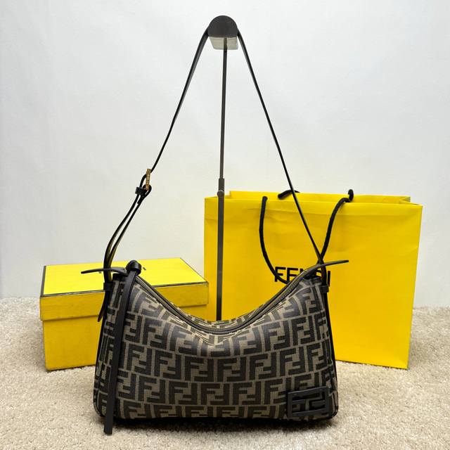 Medium Simply Fendi Handbag, -25 A soft shoulder bag unveiled at the Fall/Winte