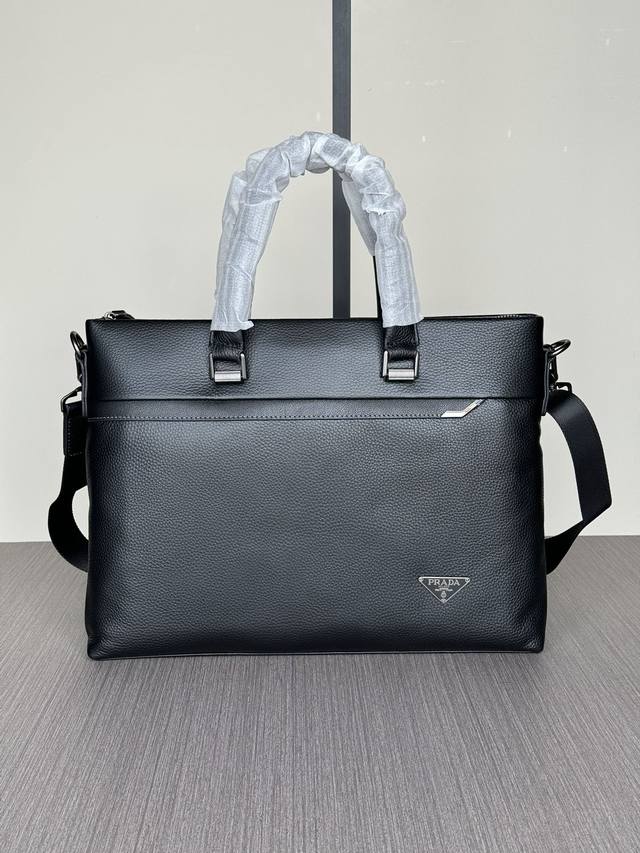 The latest and hottest Prada handbags from the top counters are shipped in larg