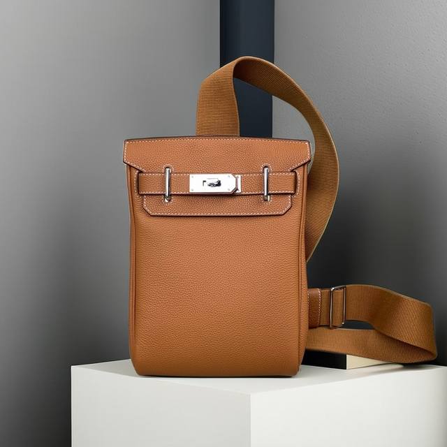 The latest style of the top counter mouse, the Hermes full leather chest bag, i
