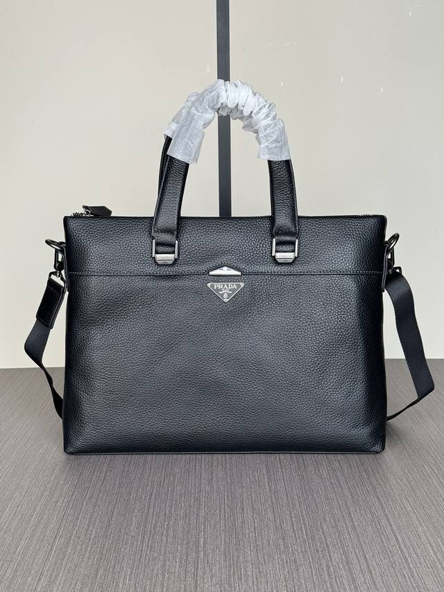 The latest and hottest Prada handbags from the top counters are shipped in larg