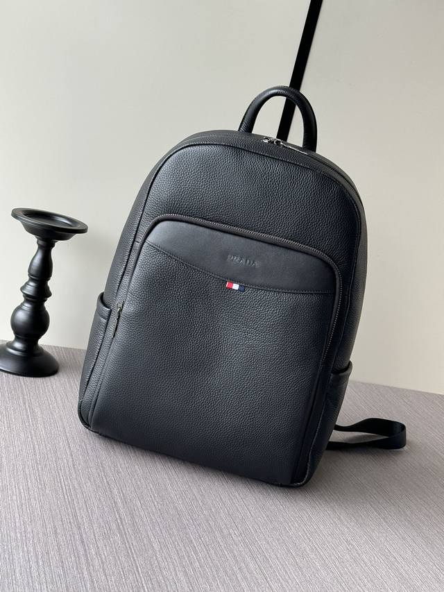 The latest and hottest Prada hand-held backpacks from the top counters are ship