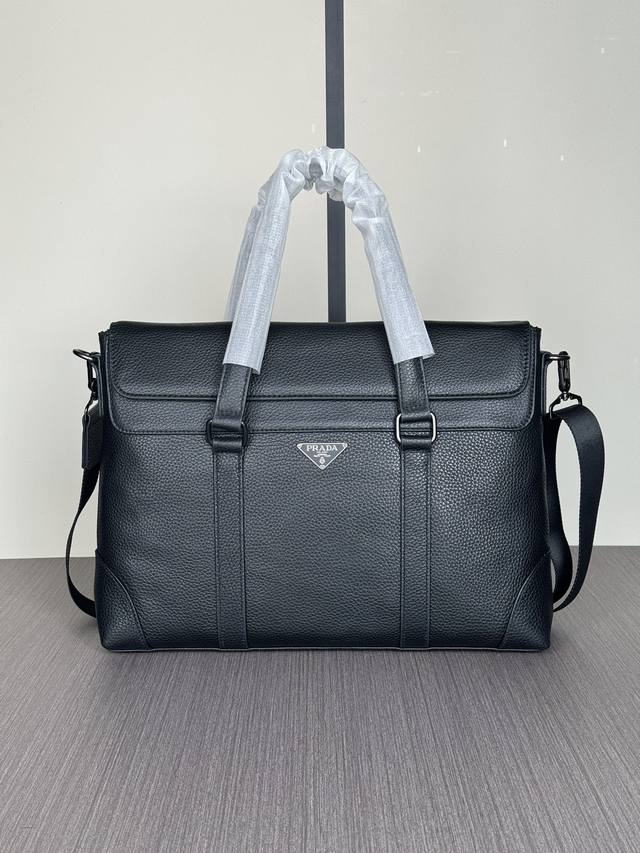 The latest and hottest Prada handbags from the top counters are shipped in larg