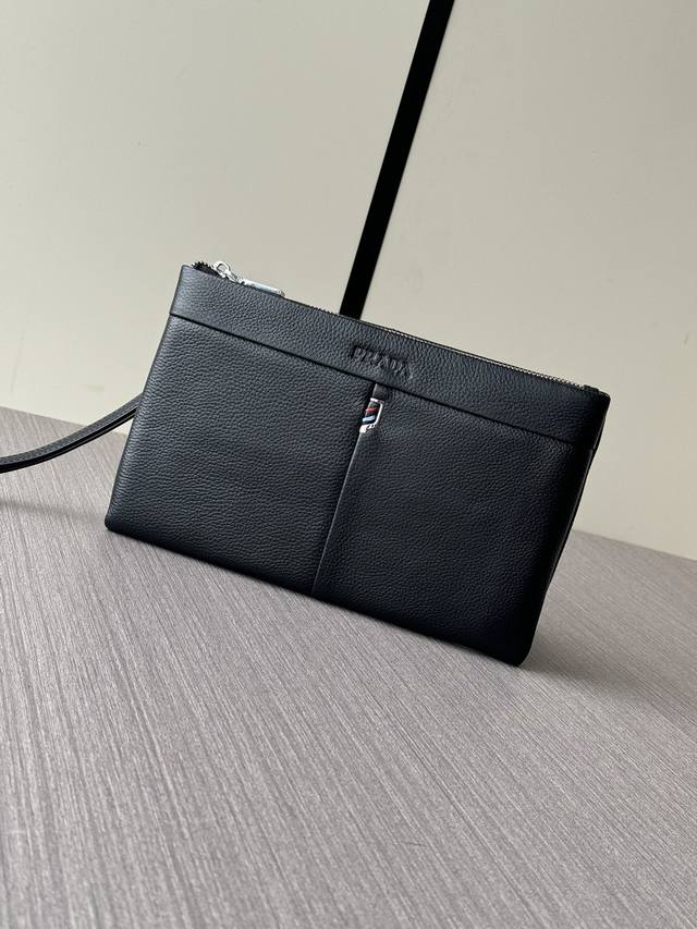 The latest hot Prada clutch is shipped in large quantities. We are not good at