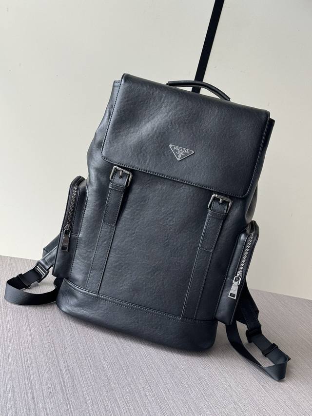 The latest and hottest Prada hand-held flip backpack with top-grade counter mou