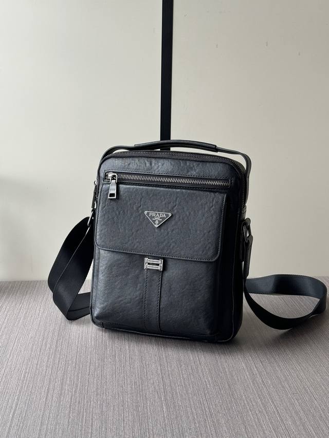 The latest hot Prada handbag messenger bag from the top counter mouse is shippe