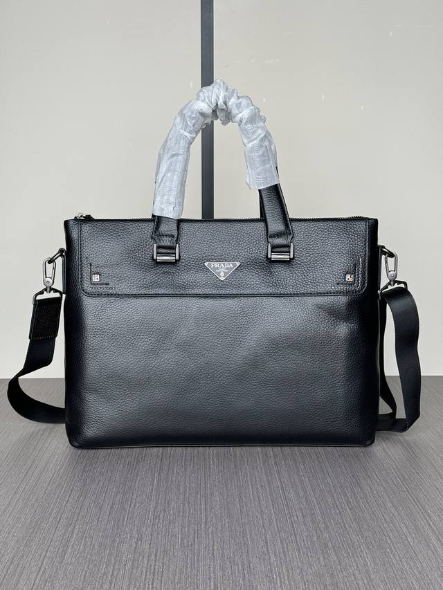 The latest and hottest Prada handbags from the top counters are shipped in larg