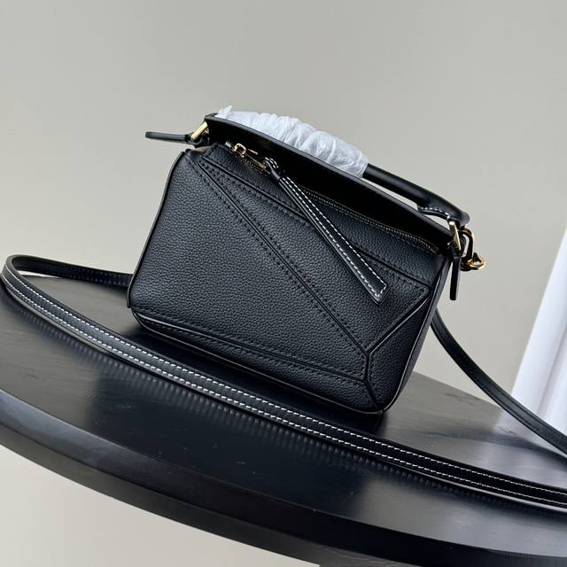 Top counter mouse hot goods Loewe's new Mini grain soft cow leather Puzzle handb