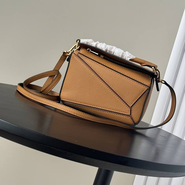 Top counter mouse hot goods Loewe's new Mini grain soft cow leather Puzzle handb