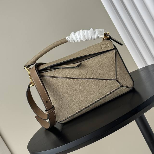 Top counter mouse hot goods Loewe's new small grain soft cow leather Puzzle hand
