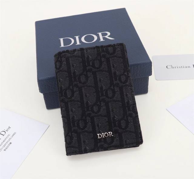 Dior men's new bifold card holder is made of Oblique printed fabric and black co