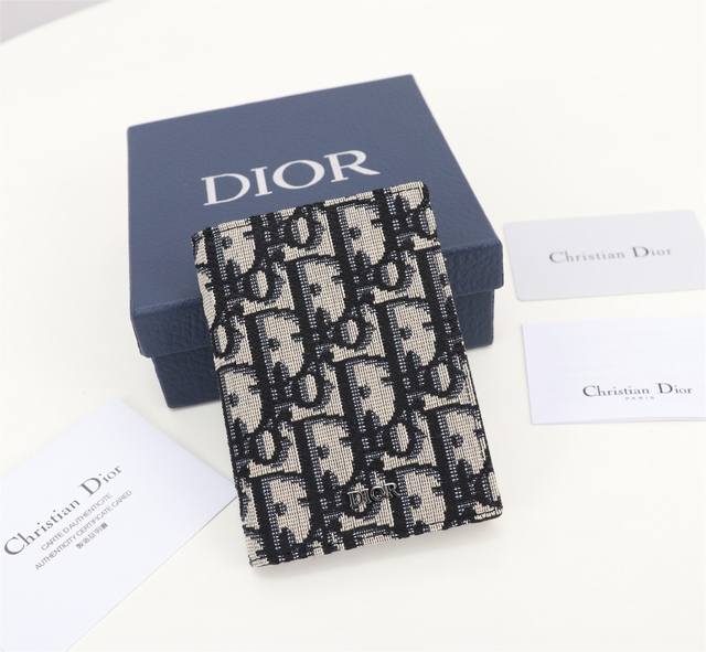 Dior men's new bifold card holder is made of Oblique printed fabric and black co