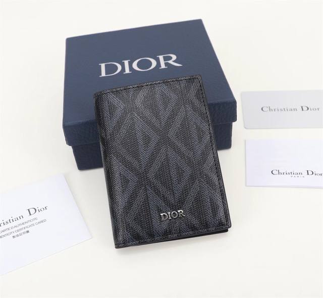 Dior men's new bifold cardholder is made of Dior black Cd Diamon canvas, which r