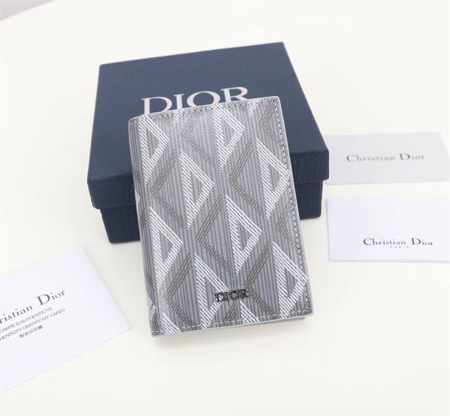 Dior Men's new bifold cardholder is made of Dior Grey Cd Diamon canvas, which re