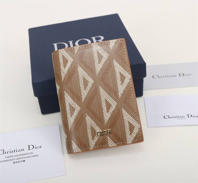 Dior men's new bifold card holder is made of Dior coffee-colored Cd Diamon patte