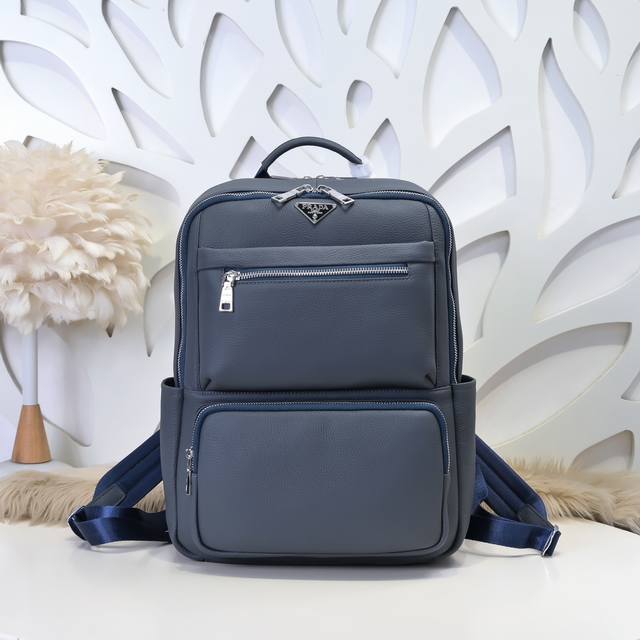 Prada-Prada's latest men's backpack is made of top-grain cowhide leather. It fee