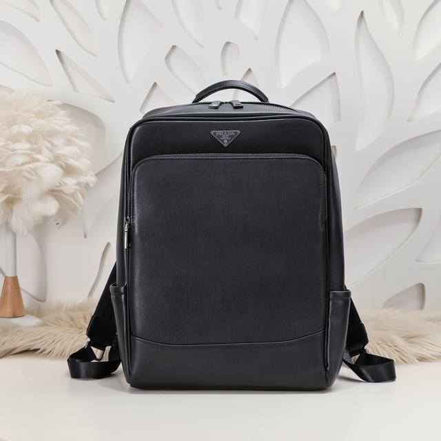 Prada-Prada's latest men's backpack is made of calfskin. The leather is soft and