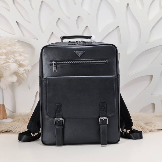 Prada-Prada's latest men's backpack is made of calfskin. The leather is soft and