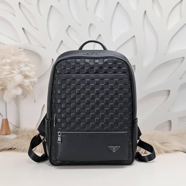 Prada-Prada's latest men's backpack is made of calfskin. The leather is soft and