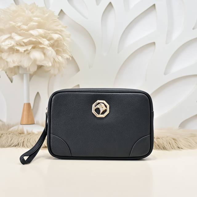 Stefano Ricci-The latest men's clutch bag from Stefano Ricci is made of imported