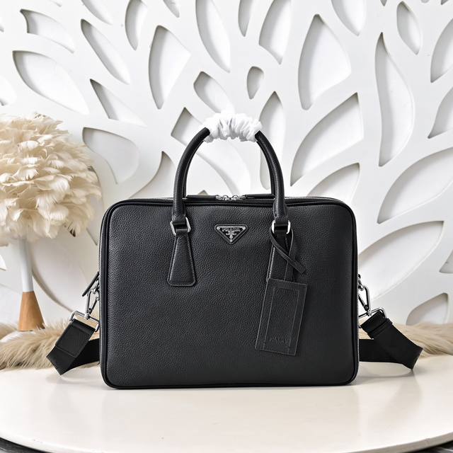 Prada-Prada's latest men's briefcase is made of imported calfskin leather. It ha