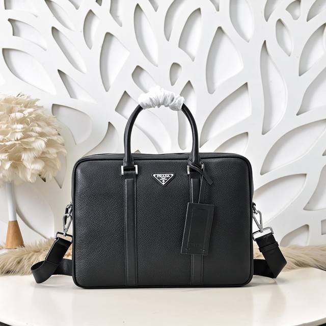 Prada-Prada's latest men's briefcase is made of imported calfskin leather. It ha