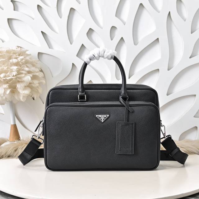 Prada-Prada's latest men's briefcase is made of imported calfskin leather. It ha