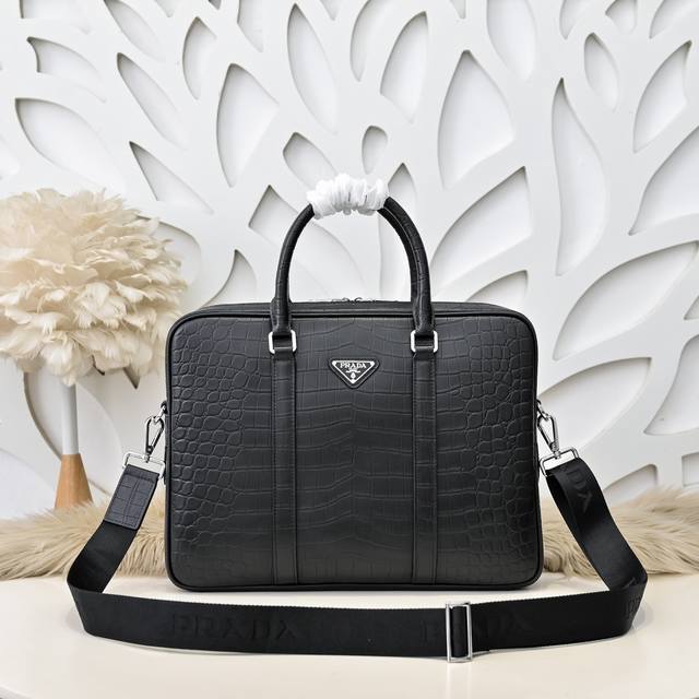 Prada-Prada's latest men's briefcase is made of imported calfskin leather. It ha