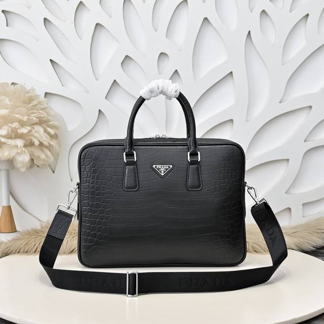 Prada-Prada's latest men's briefcase is made of imported calfskin leather. It ha
