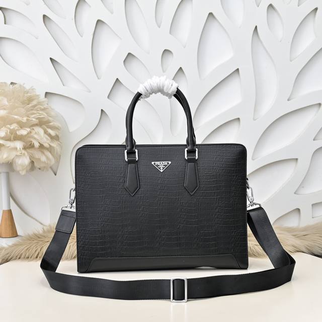 Prada-Prada's latest men's briefcase is made of imported calfskin leather. It ha