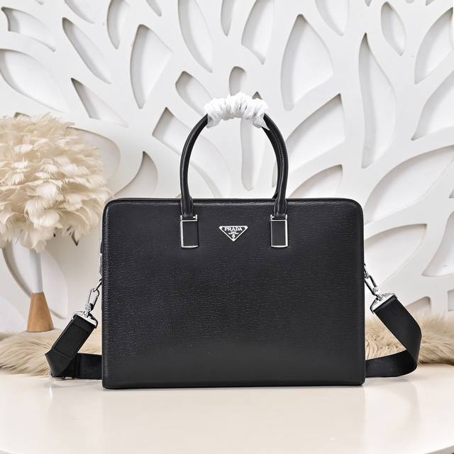 Prada-Prada's latest men's briefcase is made of imported calfskin leather. It fe