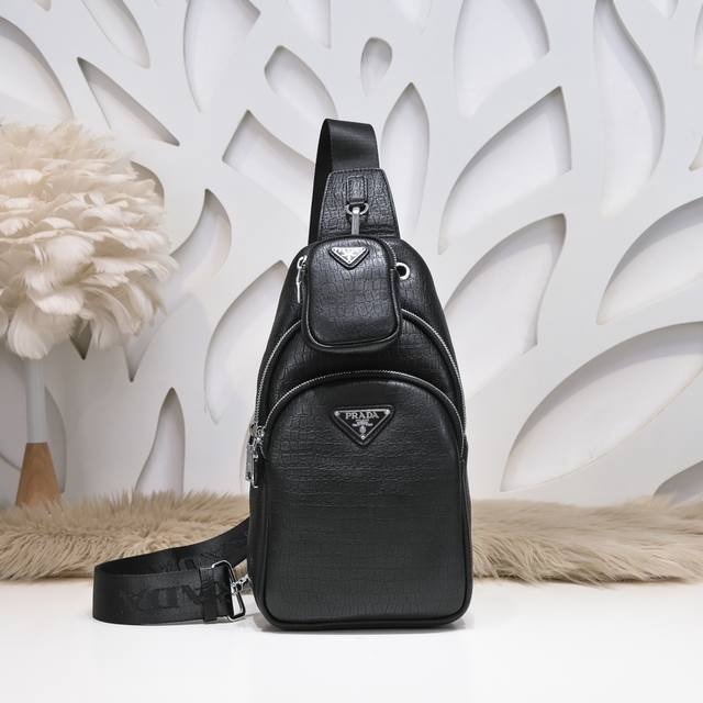 Prada-Prada's latest men's chest bag is made of imported calfskin leather. It fe