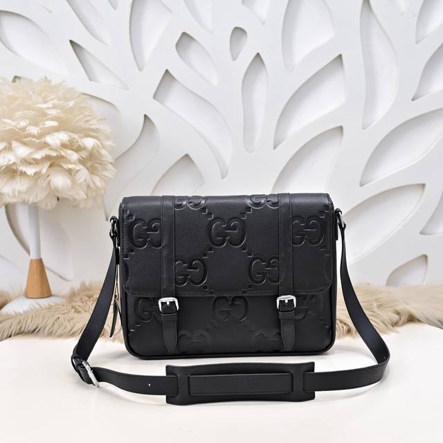 Gucci-Gucci's latest men's messenger bag is made of imported calfskin leather. I