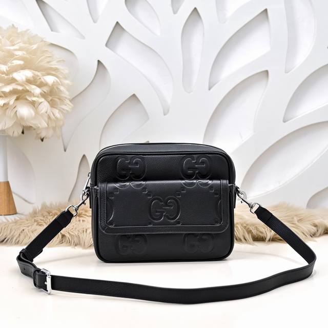 Gucci-Gucci's latest men's messenger bag is made of imported calfskin leather. I