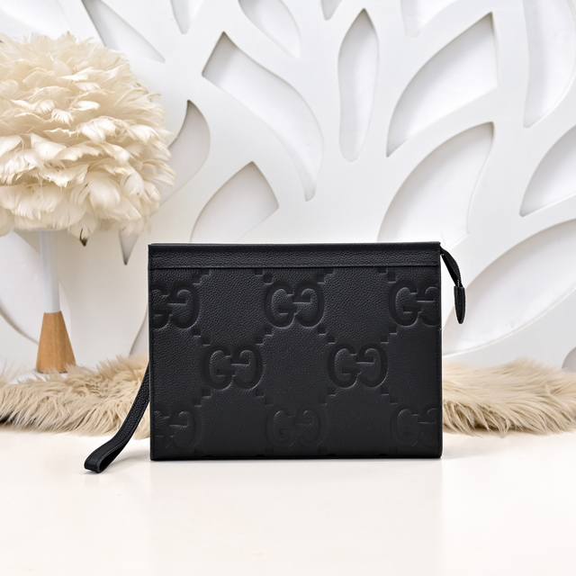 Gucci-Gucci's latest men's clutch is made of imported calfskin leather. It feels