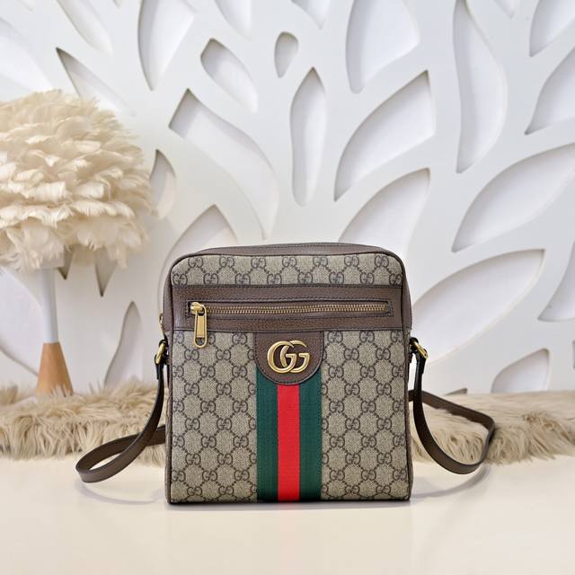 Gucci-Gucci's latest men's messenger bag is made of imported calfskin leather. I