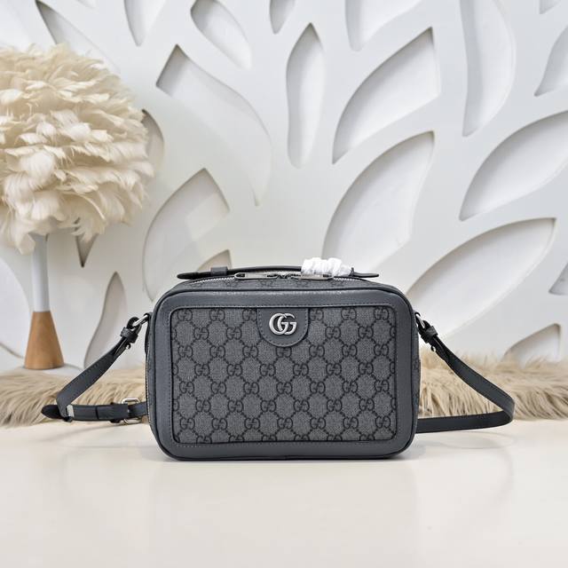 Gucci-Gucci's latest men's messenger bag is made of imported calfskin leather. I