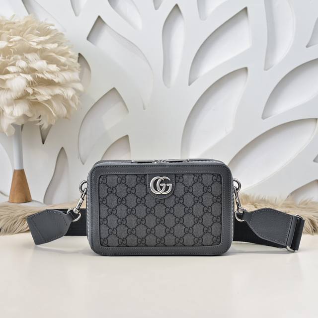 Gucci-Gucci's latest men's messenger bag is made of imported calfskin leather. I