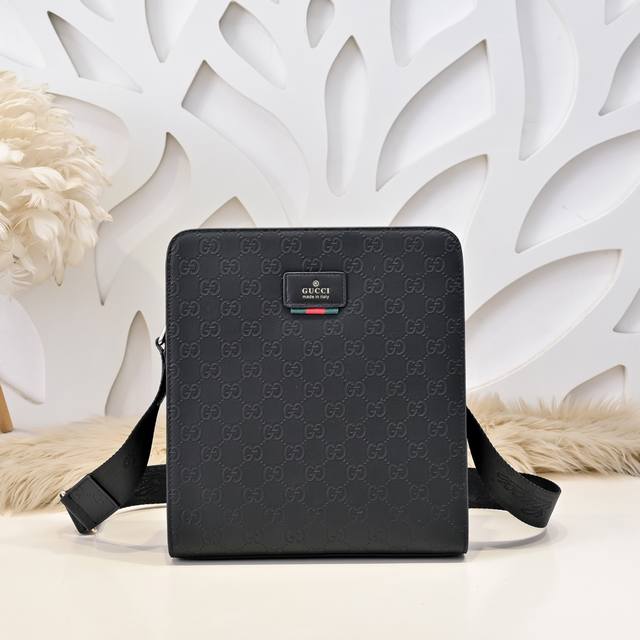 Gucci-Gucci's latest men's messenger bag is made of imported calfskin leather. I