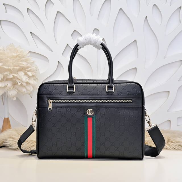 Gucci-Gucci's latest men's briefcase is made of imported calfskin leather. It ha